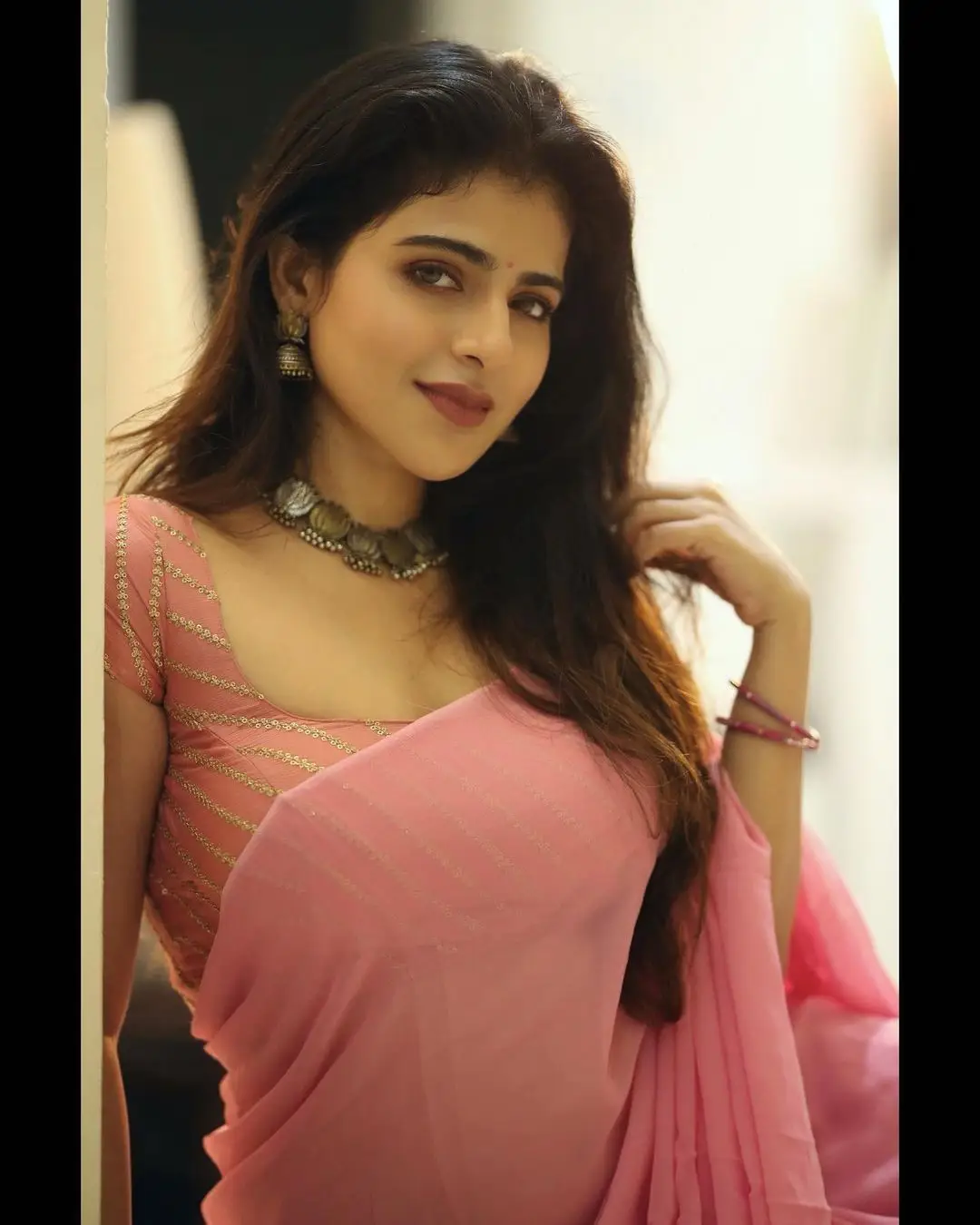 INDIAN GIRL ISWARYA MENON IN TRADITIONAL PINK SAREE SLEEVELESS MAROON BLOUSE 3